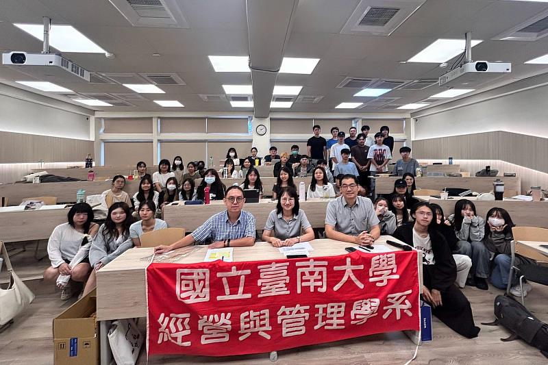 南大經管系師生與臺鹽代表合影,透過產業競爭分析課程的產學合作交流,銜接課堂理論與企業實務。
