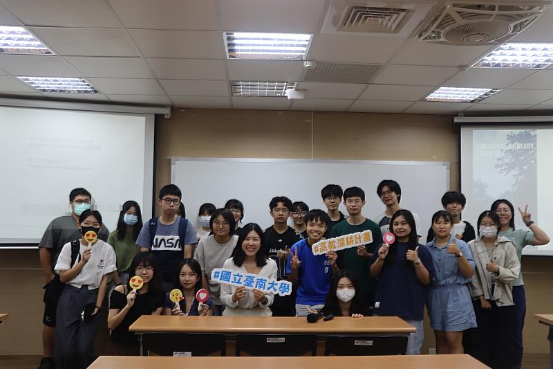 南大學生與ASML工程師Annie合影，為育成中心海外職涯分享會留下交流紀念。