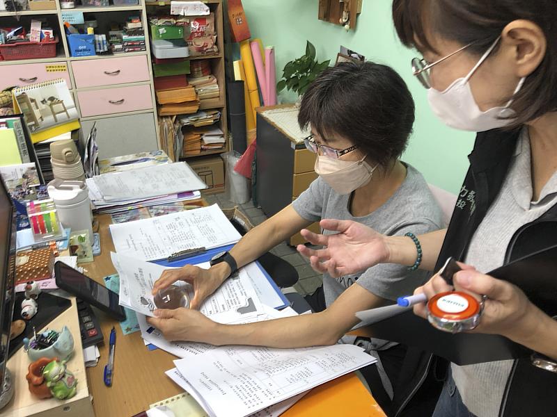 放大鏡放大紙本財務報表，協助中高齡看得更清楚。