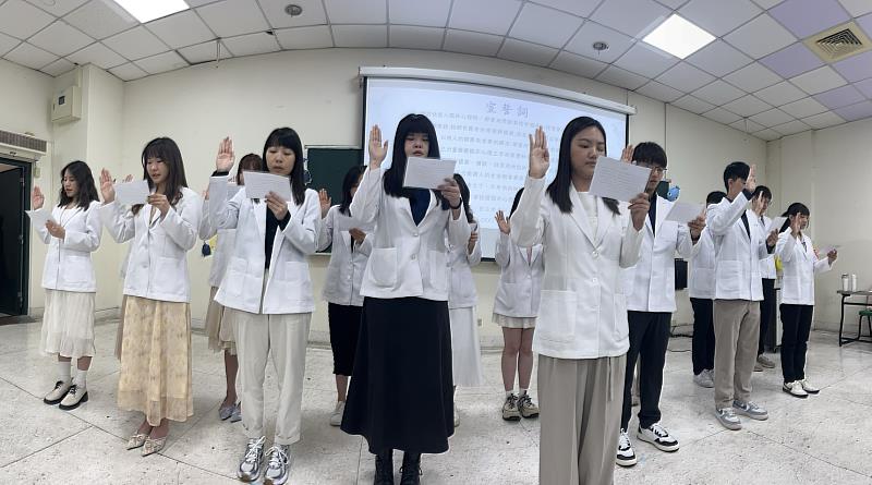 臨床心理組學生於加袍宣誓典禮上莊嚴宣誓,展現守護大眾心理健康的堅定信念與專業素養。