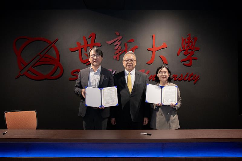 世新大學與全南國立大學簽署合作意向書，由副校長林恒志（中）見證法律系主任葉雲卿（右）與智財系主任朴仁鎬（左）完成簽署。（世新大學提供）