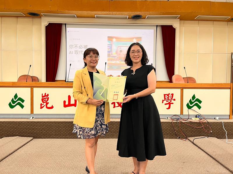 校友中心邱翠華主任(左)頒發感謝狀予校友總會理事李敏慧(右)。