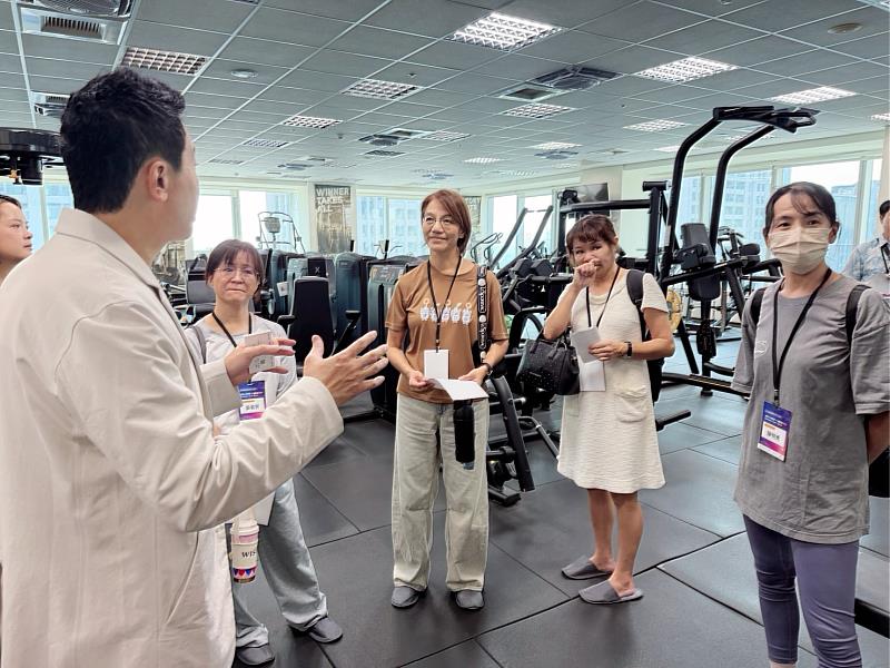 金創辦人親自介紹總部的員工健身房。