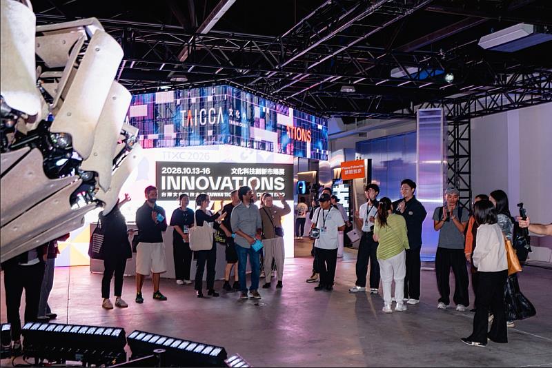 「INNOVATIONS 文化科技創新市場展」規劃「提案專場」資源方帶看行程，由專人引導潛在投資人、企業與通路代表深入各展示區。透過現場精準的解說與示範，加速資源方與臺灣新創團隊的商業對接，為文化科技跨界合作創造更多可能。（圖片來源：文策院）