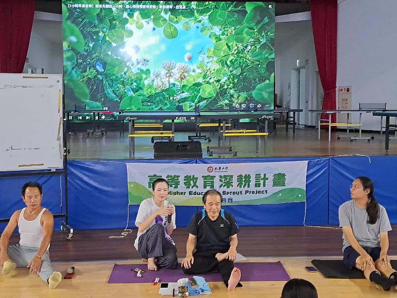 南華大學跨領域課程探索沖道瑜伽，張廷禎老師與池田和博老師介紹瑜伽體位法。