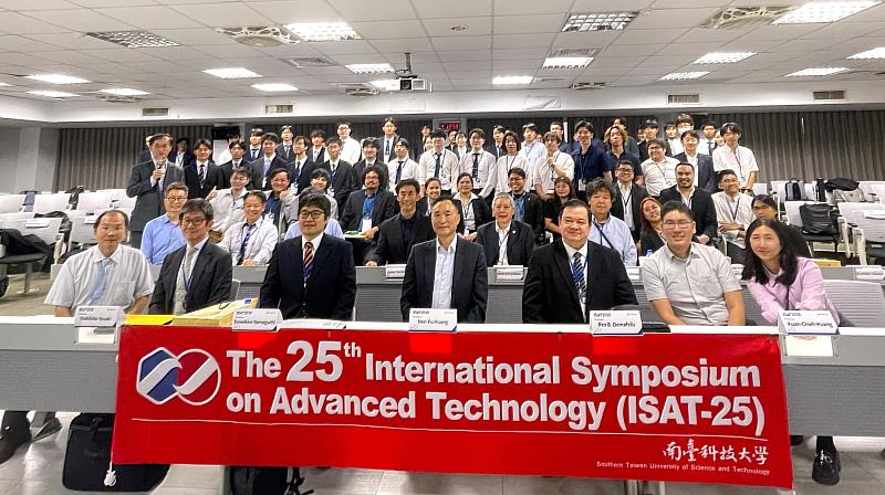第25屆先進科技國際研討會(ISAT-25)參會師生與貴賓於會場合影。