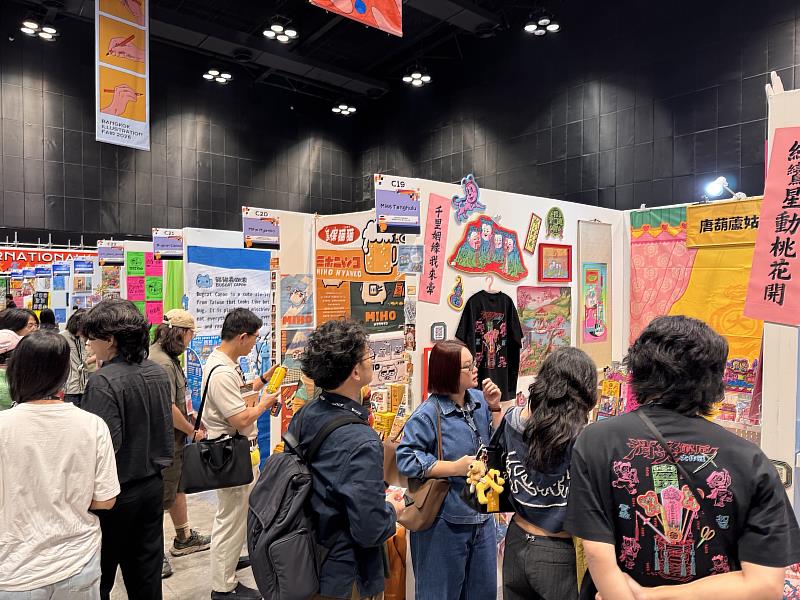 曼谷插畫節首日開展，臺灣館現場湧現人潮。 （文策院提供）