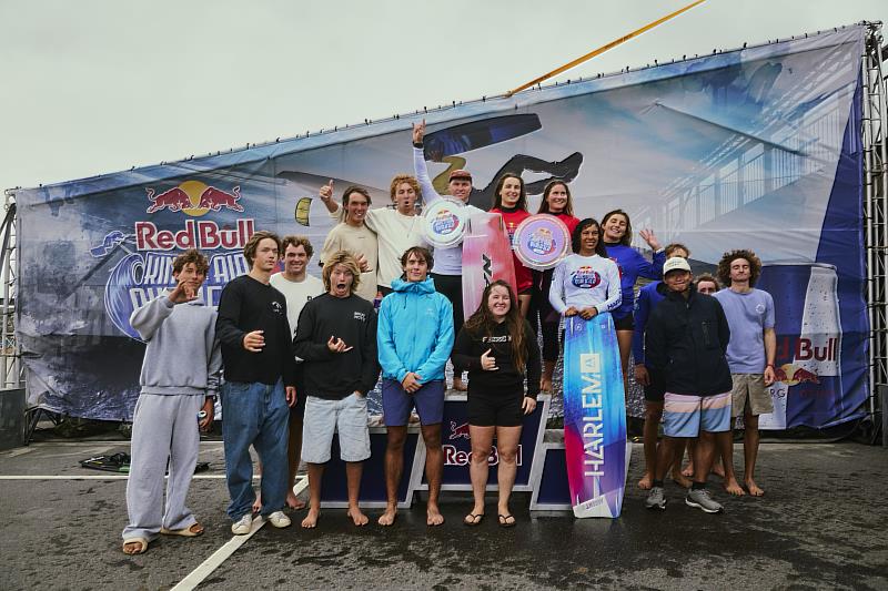 各國風箏衝浪好手於 Red Bull King of the Air 台灣資格賽頒獎典禮合影
