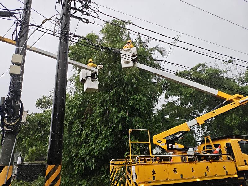 薔琵颱風襲台，造成全國曾停電超過34萬戶，目前主要停電區域包含宜蘭縣壯圍及五結，圖為宜蘭區處同仁正投入進行搶修復電