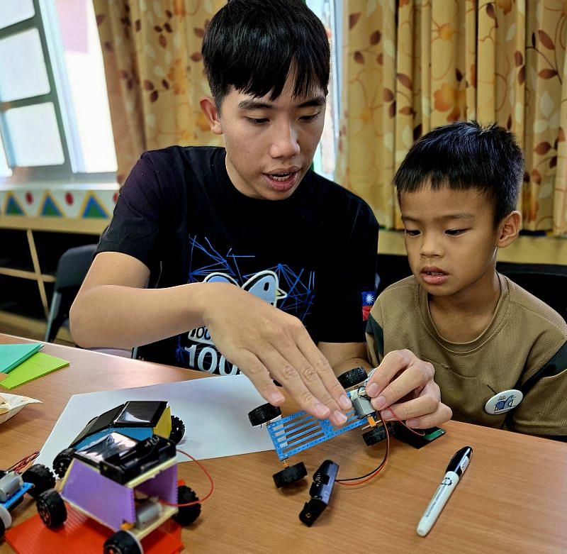 孩子們期待已久的STEAM課程在10月順利成行。