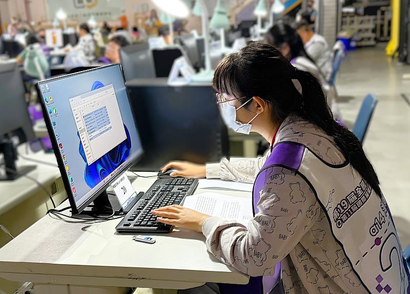 北分署培訓選手小慧,首次參賽即拿下「海報設計」職類銀牌。