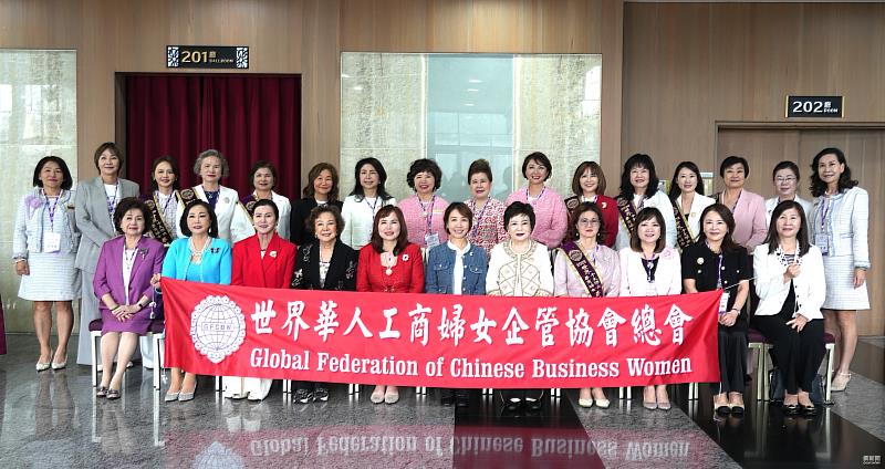 世界華人工商婦女企管協會（世華）回國訪問團拜會僑務委員會合影。