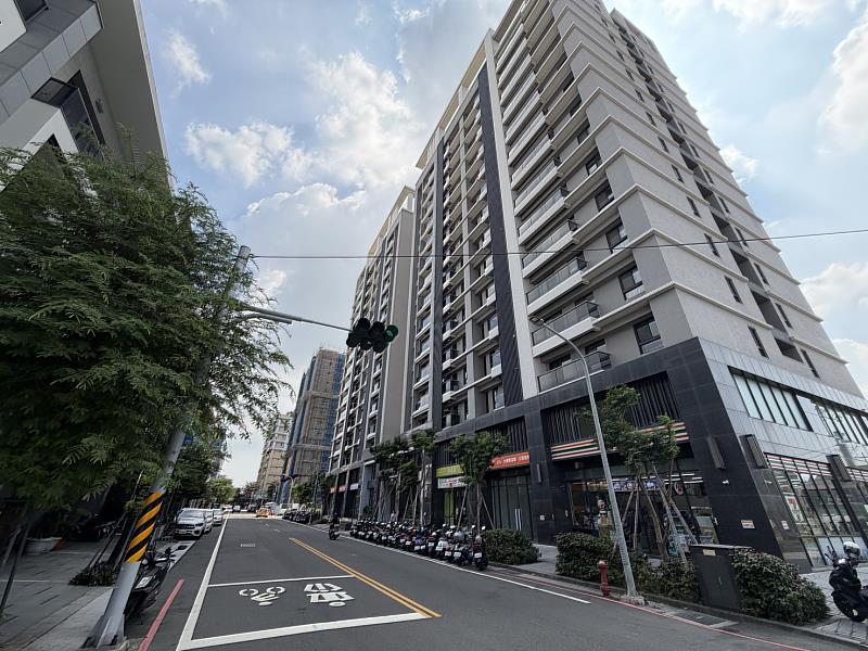 台南市永康崑大市地重劃工程9月份完工，信義房屋在地專家指出，鄰近的大灣、復國生活圈都是發展成熟的商圈，大樓、華廈成交單價尚有3字頭，吸引在地首購族群。圖為復國生活圈。