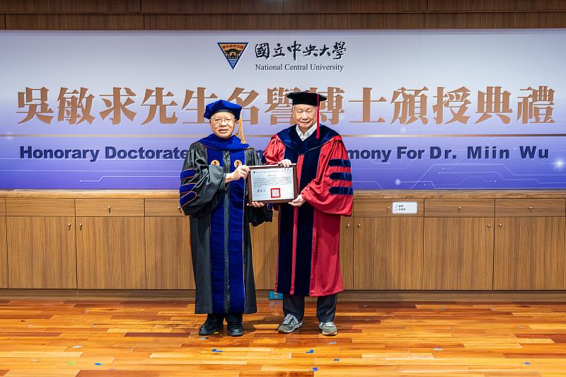 中央大學校長蕭述三（左）頒授名譽博士學位證書給旺宏電子創辦人暨董事長吳敏求先生（右），表彰他對台灣科技自主、產業創新及人才培育之卓越貢獻。