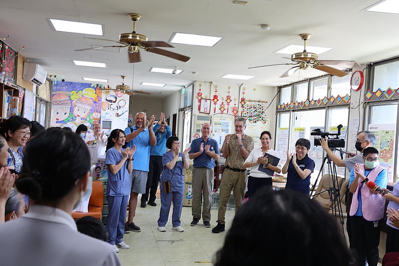 秀林鄉日照中心的長者以太魯閣民謠熱烈歡迎來自美國的公衛參訪專家，讓眾人感到驚喜感動。