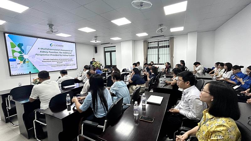 偉喬生醫前進越南河內舉辦產品說明會暨專題講座，吸引近百位當地醫療機構代表及專業人士參與。（資料來源：偉喬生醫）