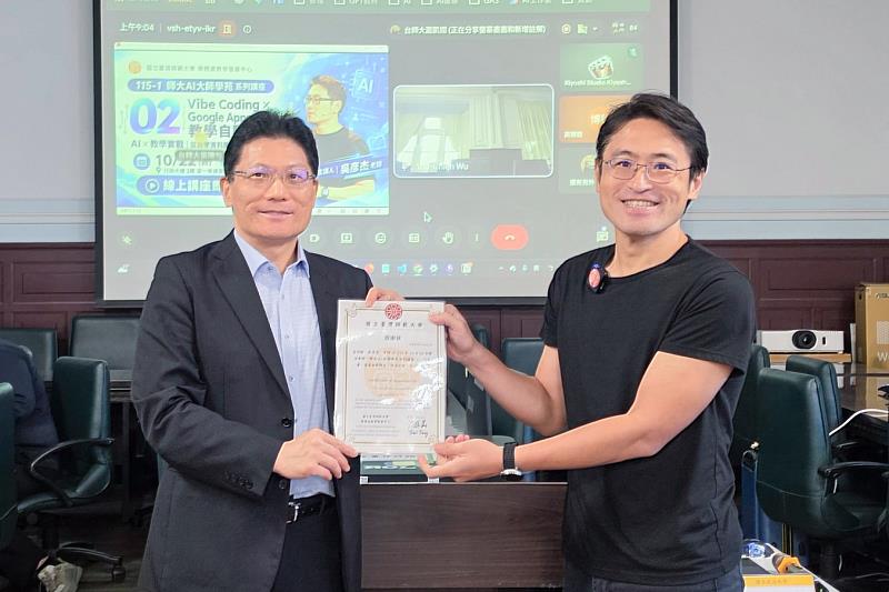副教務長兼教學發展中心主任方進義教感謝吳彥杰老師(右)再次蒞校分享。