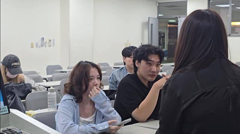 中國科技大學影視設計系指導老師與學生開會照片 (照片/ 校方提供)