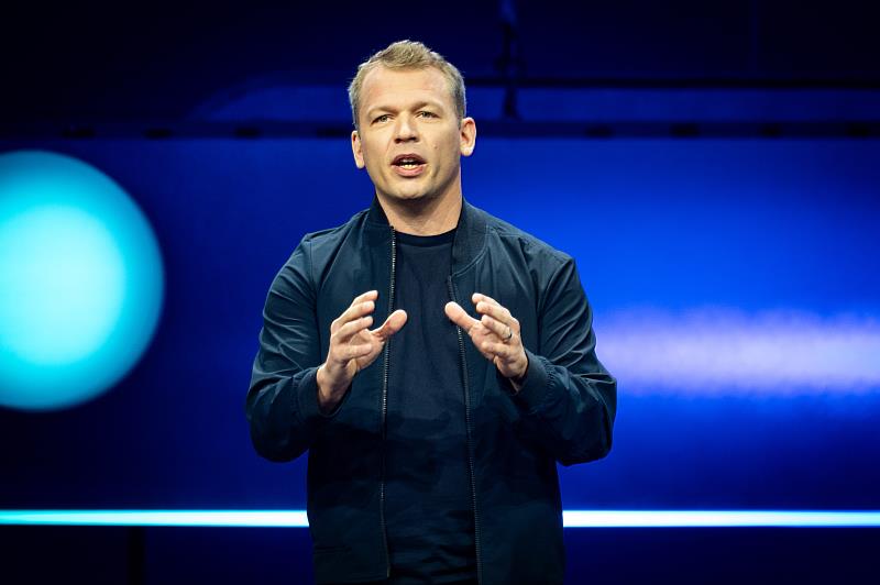 SAP 首席技術官長 Philipp Herzig 於年度技術大會 SAP TechEd 中表示，今年大會展示如何讓 AI 從理解業務，真正邁向營運業務。