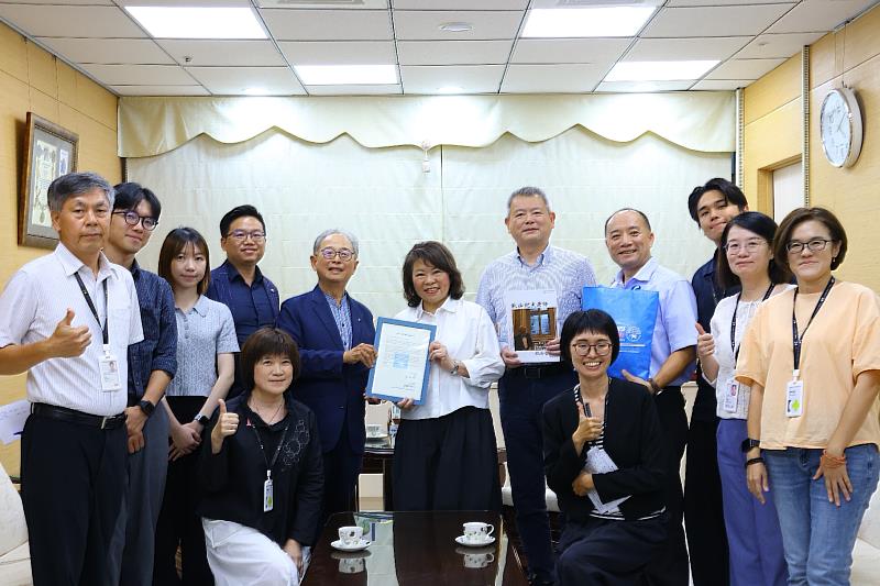市府團隊與亞太管樂指導者協會榮譽理事長葉樹涵教授、幼獅管樂團首席陳冠妏及汪資峻，以及嘉義市管樂團行政總監鄧杰翔等人合影