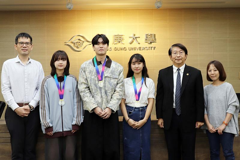 楊智偉副校長(右二)表揚工設系獲獎團隊師生。