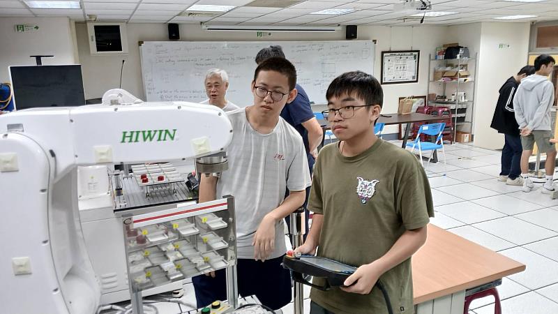 機器人系攜手業界共同辦理專業培訓，參訓學生進行上銀機器手臂實作練習