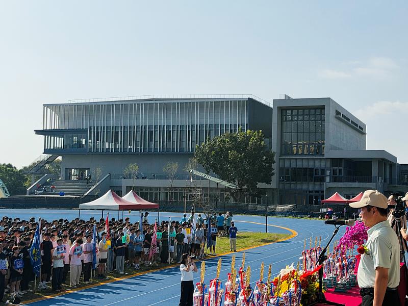 東海大學71週年校慶運動會登場，總經費7.5億元的楊瑞祥綜合活動大樓矗立運動場旁，成為師生關注焦點。