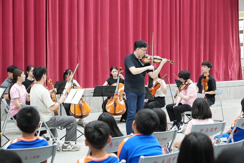 國家交響樂團代理首席鄧皓敦帶領十位青年音樂家於羅浮國小演奏