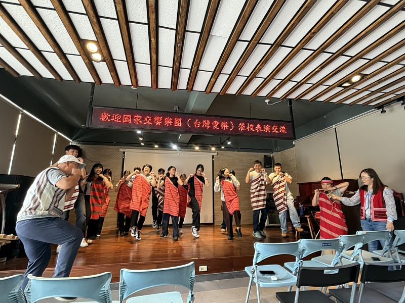 青年音樂家與和平國中師生一同跳泰雅族舞蹈