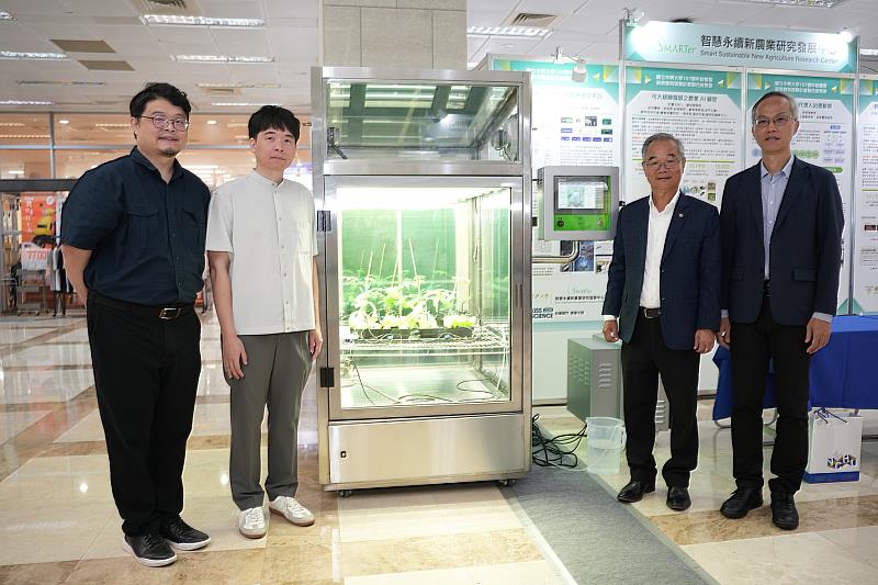 右至左:興大工學院陳志銘副院長、台灣海博特公司張簡慶賓總經理、興大智慧創意學程李宏中副教授、植病系陳禮弘副教授,與此次捐贈之智慧溫室合影
