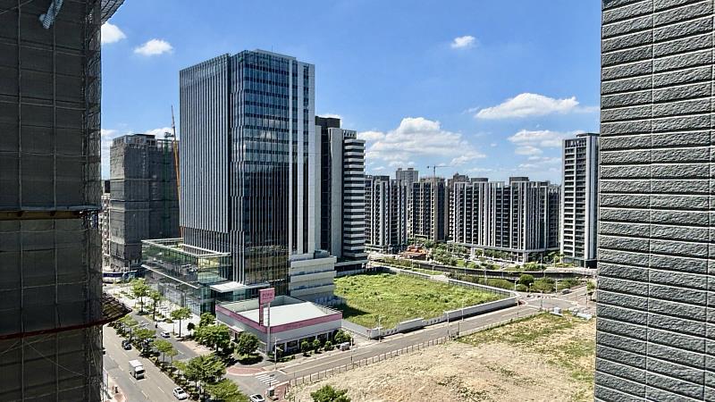 信義房屋小檜溪店經理林妤臻表示，置地生活廣場小檜溪店設於國泰小檜溪商業大樓，位於重劃區正核心，為區域帶來不同以往的消費刺激，讓在地居民引頸期盼。