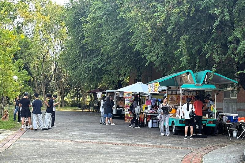 校園胖卡餐車結合綠意景觀，吸引學生駐足選購，營造輕鬆愜意的校園生活氛圍。