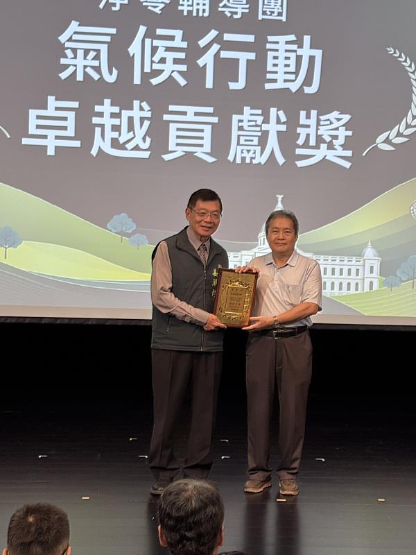 崑山科大二度榮獲臺南市環保貢獻獎,副市長姜淋煌(左)親自頒授獎項予王瑋民教授(右)