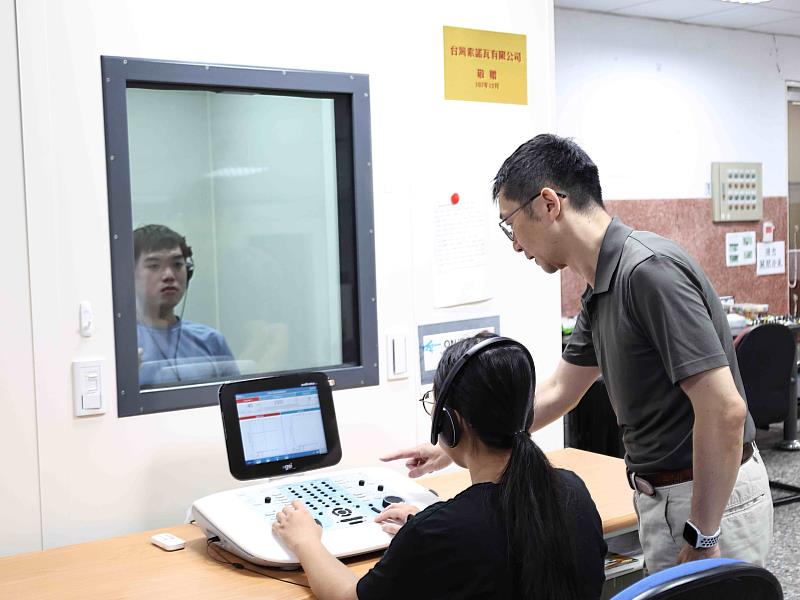 聽力師申請海外執業資格，須提供修課內容、臨床實習時數及國內證照等資料供審查。圖為中山醫大學生在教師指導下練習聽力檢查。