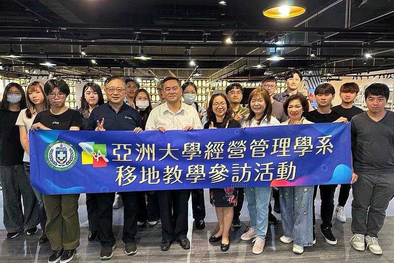 台灣農創董事長黃景建、總經理賴宜廷及副總經理黃秋玉，與亞大經管系師生交流合影。