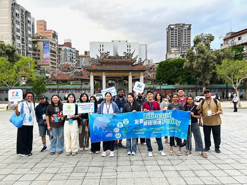 本次雙語體驗活動共30位來自不同國家的參與者於龍山寺前合影。