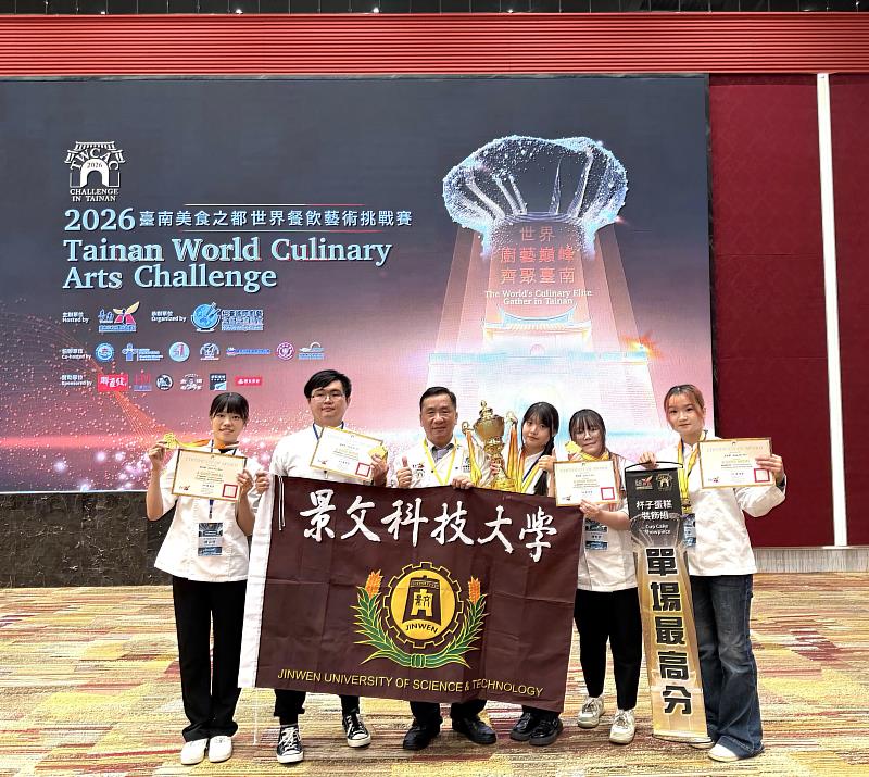 陳文正老師和所指導的選手合影