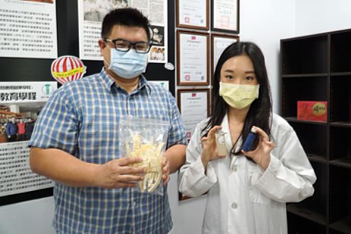 大葉大學藥保系李柏憲老師(左)帶領學生研發鯊魚軟骨的創新應用