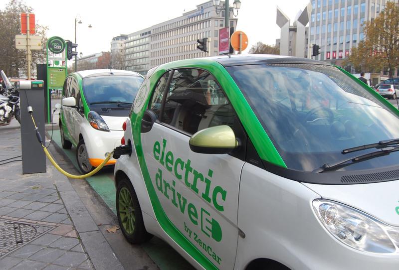 統一電動車插座　全歐可充電
為解決電動車充電問題，歐洲各國政府致力興建充電站
，車廠與電池製造商也同意針對電動車充電插頭制訂統
一規格，讓電動車可以在歐洲各個角落都能便利充電。
中央社記者江今葉布魯塞爾傳真　104年1月3日