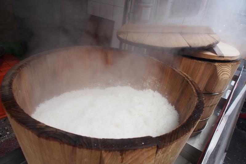 大陳年糕是以100%蓬萊米製成，製作過程中米香陣陣。