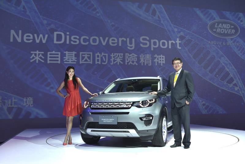 九和汽車營銷處協理詹士賢，與賈永婕一同展示New Discovery Sport。（圖為業者提供）