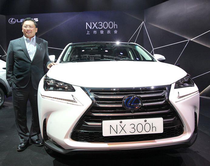 LEXUS陸續導入Hybrid油電複合動力車款，和泰汽車總經理蘇純興與 NX 300h合影（業者提供）