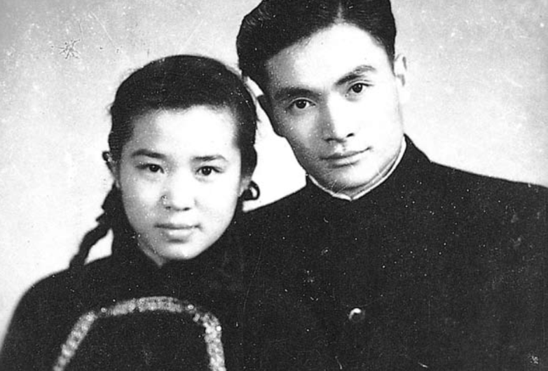 1951年春節，傅培梅與丈夫程紹慶的訂婚照。（四塊玉文創出版社提供）