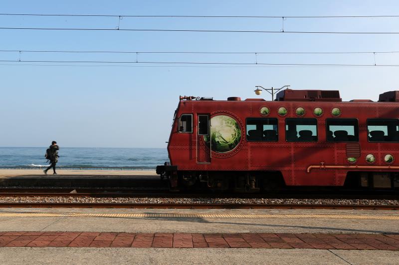 鐵道迷照過來，到韓國也可以搭火車去旅行，位在韓國江原道的正東津海洋列車可欣賞東海美景，沿途還有許多候鳥，驚喜不斷。
中央社記者吳家昇攝 104年11月31日