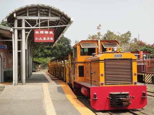 火鍋店就位在蒜頭糖廠裡，用完餐還可以散步、搭搭小火車、欣賞日式宿舍風情。