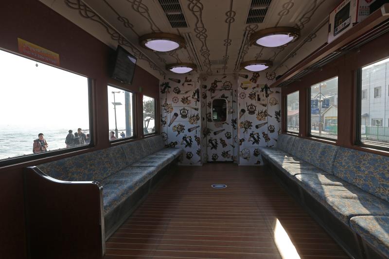 正東津海洋列車的普通車廂，牆上也有許多海洋的彩繪圖案。
中央社記者吳家昇攝　104年11月31日
