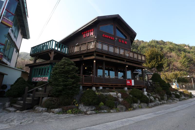 韓綜我們結婚了中的紅薯夫婦也曾在這附近的COFFEE SUN咖啡店取景，許多追星族也會來這個徐玄在鏡頭前打工的地方朝聖。
中央社記者吳家昇攝 104年11月31日