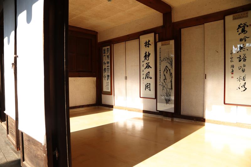烏竹軒內部展示了申師任堂的畫作，其中一側則是江陵市立博物館，珍藏著江陵地區從先史時代的遺物按時代陳列的資料等。
中央社記者吳家昇攝 104年11月30日