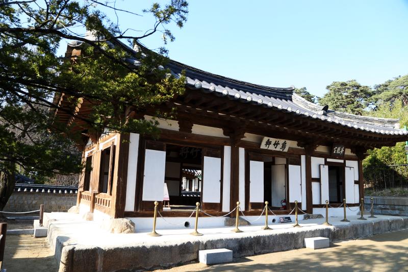 位在南韓江陵市的烏竹軒，是朝鮮時代大學者栗谷李珥與母親申師任堂的故居，而申師任堂就是這部劇中的女主角，劇組也特別到這裡取景，就是要重現往日風貌。
中央社記者吳家昇攝 104年11月30日