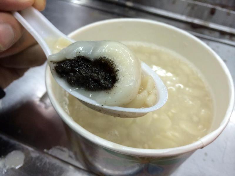 滿滿餡料的芝麻湯圓是不少老饕的最愛（翻攝自「泰順街湯圓攤」臉書專頁）